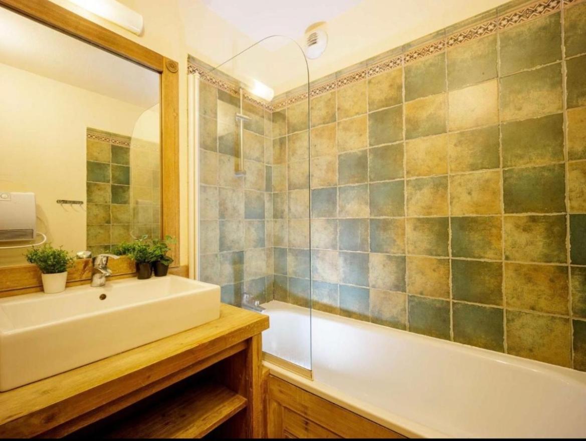 Appartements Avec Piscine Interieure Sauna Parking Etage 1 Au Centre Du Village Dans Residence Cami Real سانت لاري سولون المظهر الخارجي الصورة
