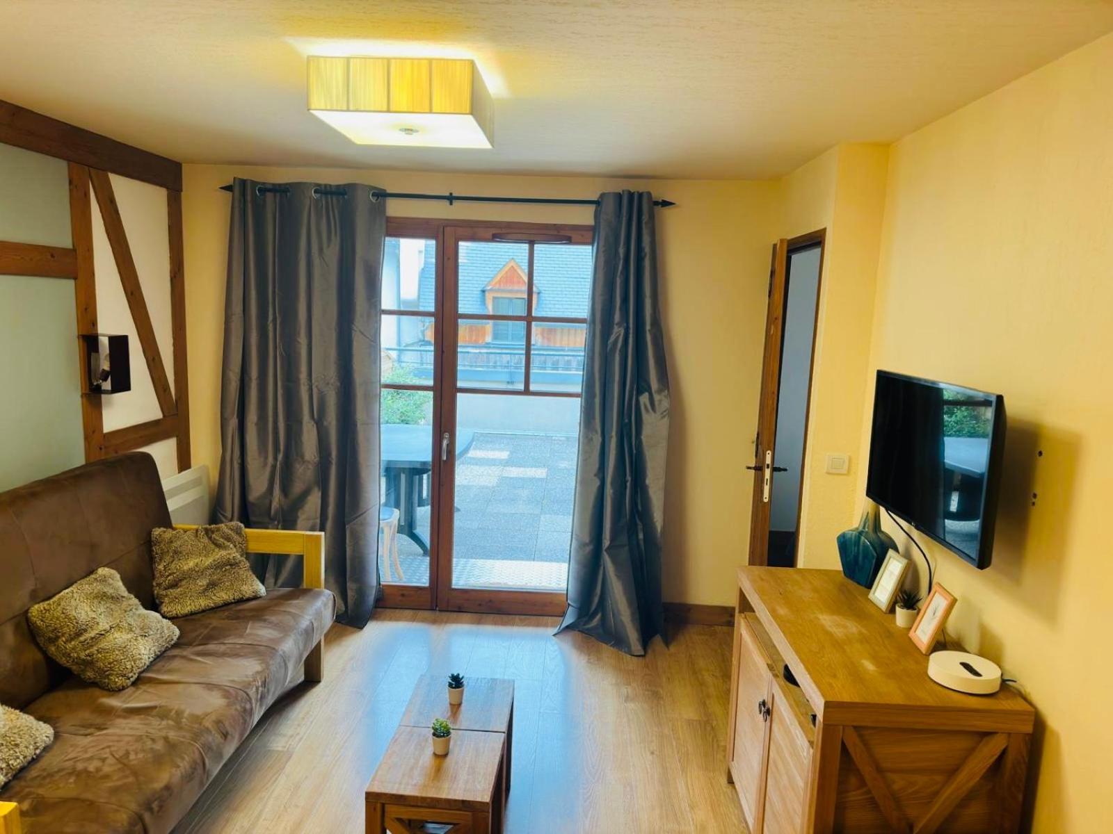 Appartements Avec Piscine Interieure Sauna Parking Etage 1 Au Centre Du Village Dans Residence Cami Real سانت لاري سولون المظهر الخارجي الصورة